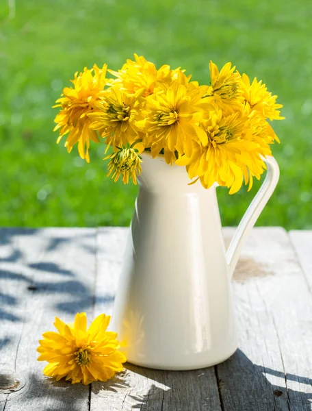 Fresh garden flower bouquet — Stock Photo, Image