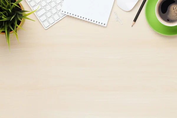 Mesa de escritório com notepad, computador e xícara de café — Fotografia de Stock