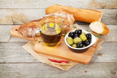İtalyan yemeğine meze, zeytin, ekmek ve baharatlar