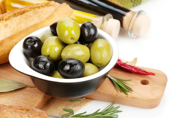 Italienische Vorspeise aus Oliven, Brot und Gewürzen — Stockfoto