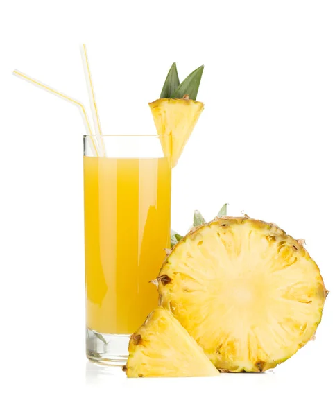 Спелые ананасы и стакан сока — стоковое фото