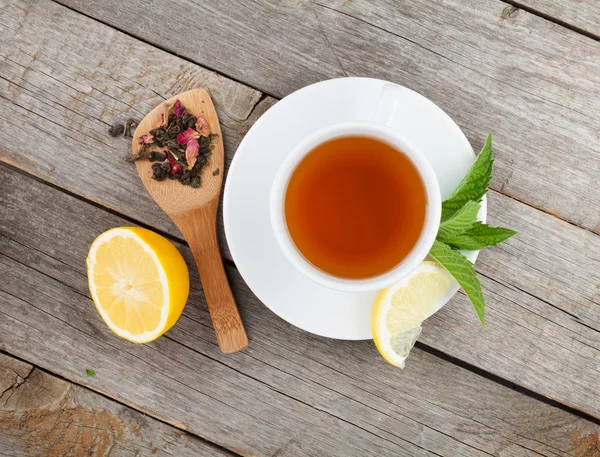 Зелений чай з лимоном і м'ятою — стокове фото