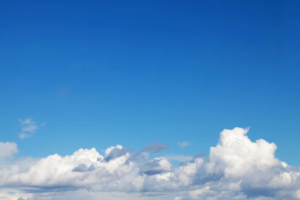 Blauwe lucht met wolken achtergrond — Stockfoto