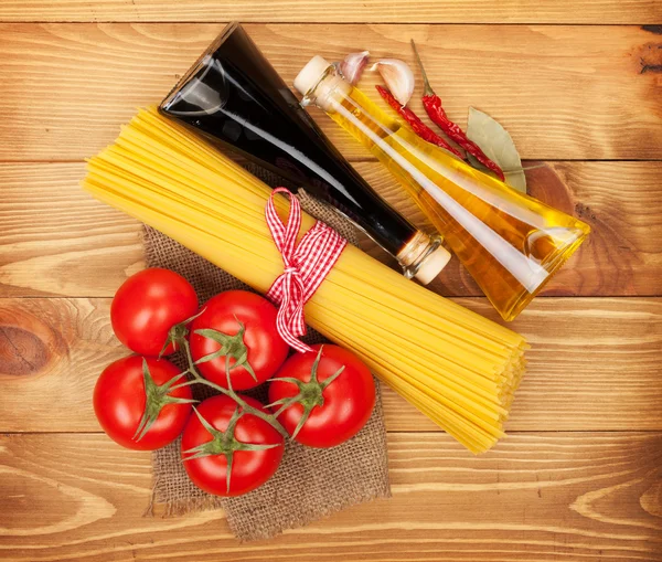 Pasta, tomater, kryddor och kryddor — Stockfoto