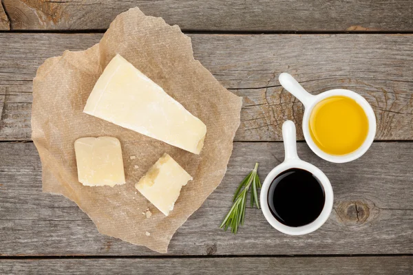 Parmesan peyniri, otlar ve baharatlar — Stok fotoğraf