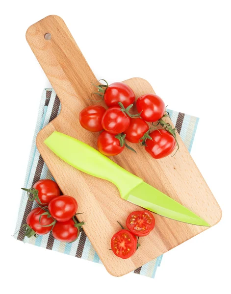 Tomates cereja na tábua de corte — Fotografia de Stock