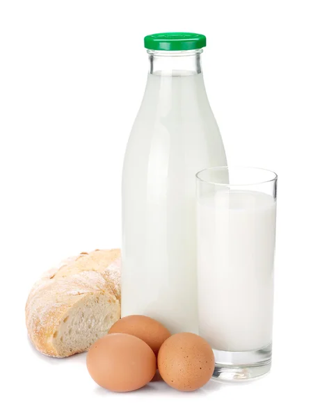 Botella de leche, vaso, pan y huevos —  Fotos de Stock
