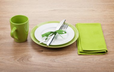 Ahşap masa üzerinde mutfak gereçleri