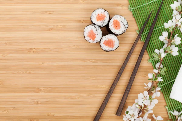 Conjunto de sushi, pauzinhos e ramo de sakura — Fotografia de Stock