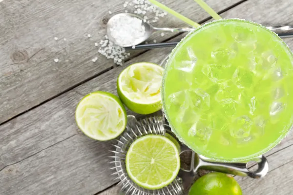 Classic margarita cocktail with salty rim — Stock Photo, Image