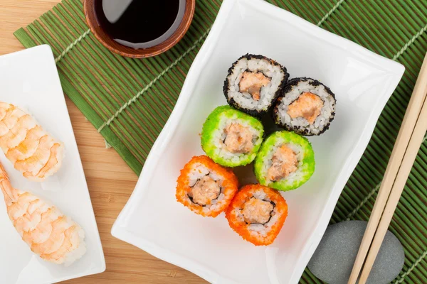 Sushi maki i krewetki sushi — Zdjęcie stockowe