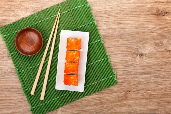 Sushi maki com tobiko — Fotografia de Stock