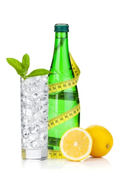 Стакан воды, бутылка, измерительная лента, лимон — стоковое фото