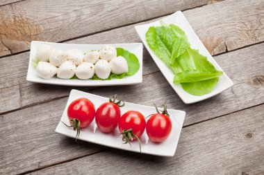 Domates, mozarella ve salata.
