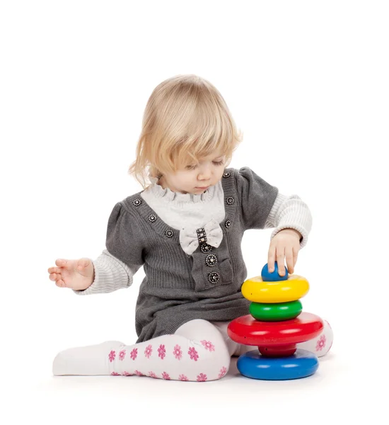 Bébé fille avec pyramide jouet — Photo