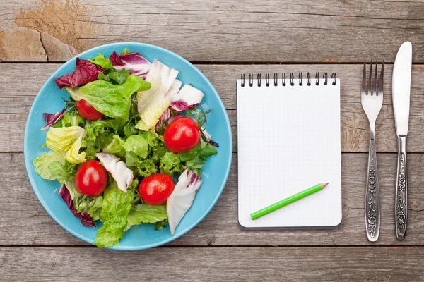 Salata ve mutfak gereçleri — Stok fotoğraf