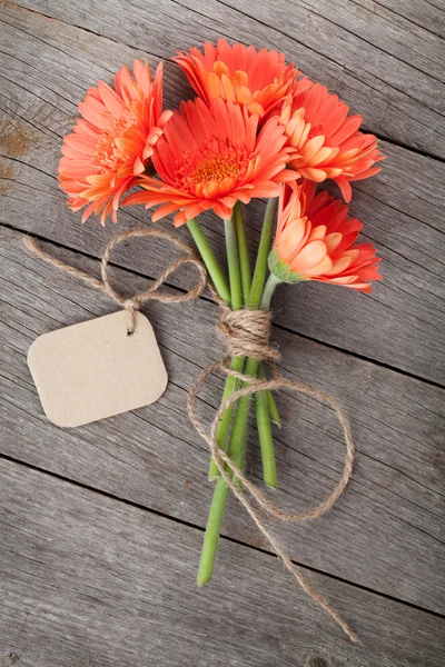 Gerbera flores con etiqueta — Foto de Stock