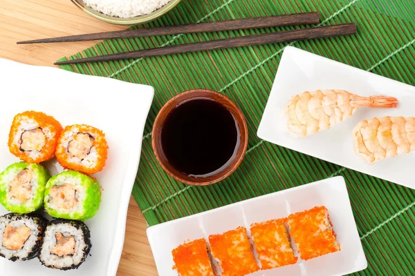 Sushi de maki e camarão — Fotografia de Stock