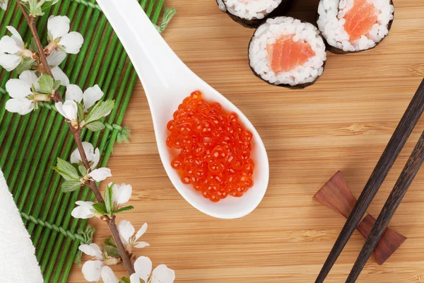 Sushi set och sakura gren — Stockfoto