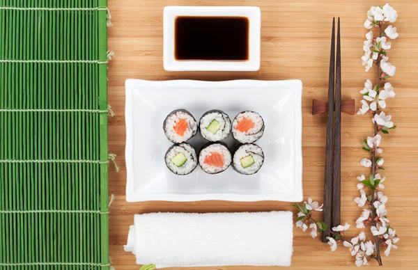 Maki sushi s sakura větev — Stock fotografie