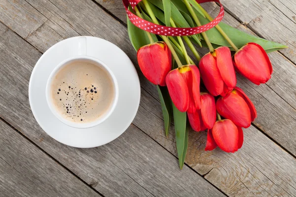 Tulipany z filiżanki kawy — Zdjęcie stockowe
