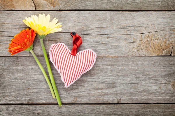 Gerbera's en valentine's hart — Stockfoto