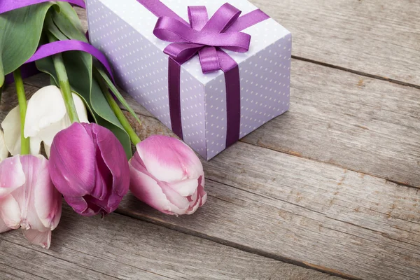 Tulipany z pudełko — Zdjęcie stockowe