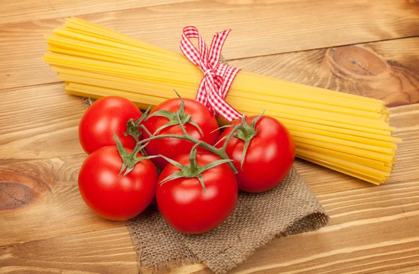 Pasta and tomatoes — Stock Photo, Image