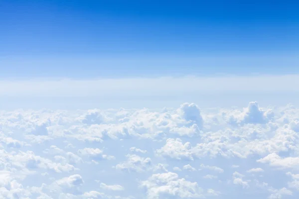 Ciel bleu avec nuages — Photo