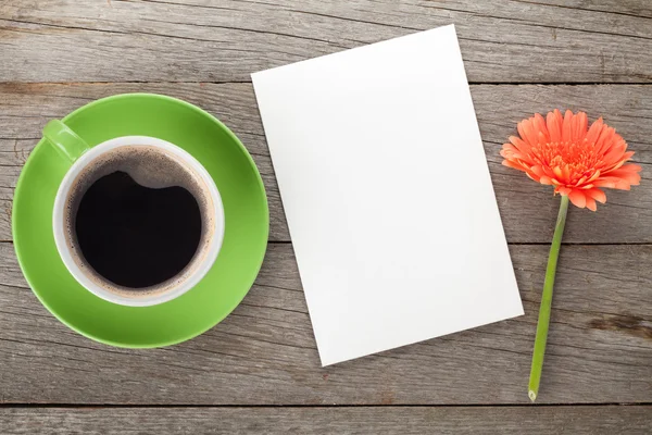 Café, papel y gerberas — Foto de Stock