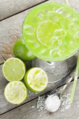 Klasik margarita kokteyl