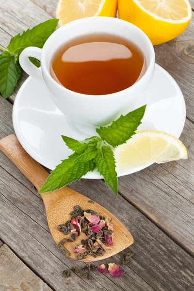 Té verde con limón y menta — Foto de Stock