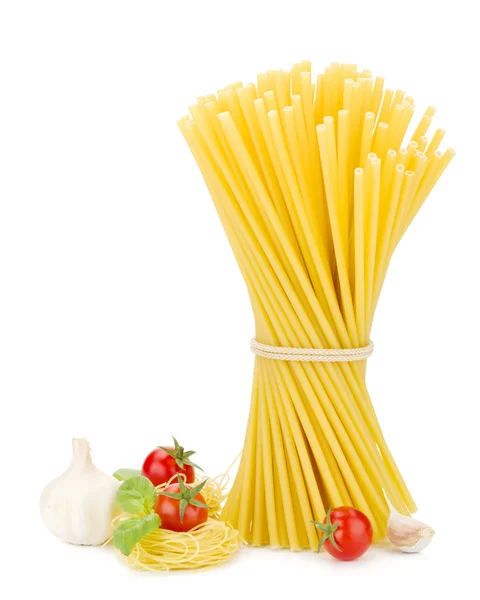 Pasta's, tomaten, basilicum en knoflook — Stockfoto