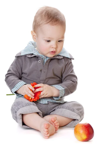 Liten bebis med rött äpple — Stockfoto