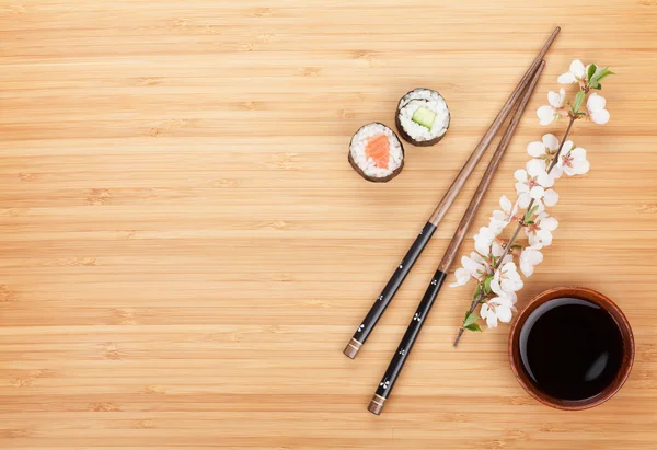 Maki sushi et baguettes — Photo