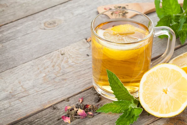 Té verde con limón y menta —  Fotos de Stock