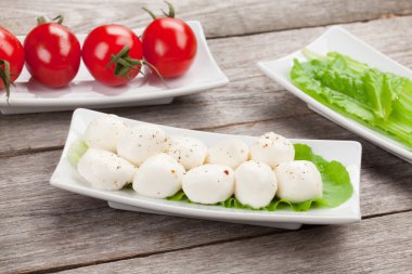 Domates, mozarella ve salata.