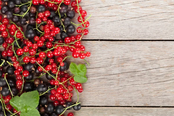 Beeren auf Holz — Stockfoto