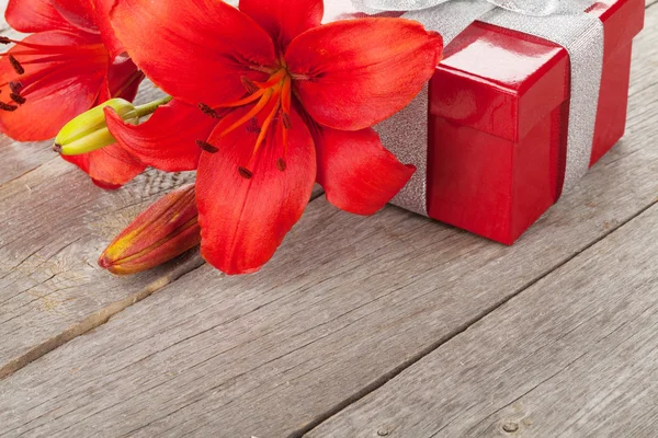 Lily and gift box — Stock Photo, Image