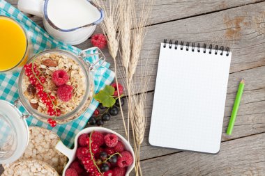 müsli, çilek ve portakal suyu ile sağlıklı bir kahvaltı
