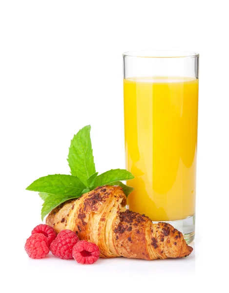 Orangensaft und frisches Croissant — Stockfoto