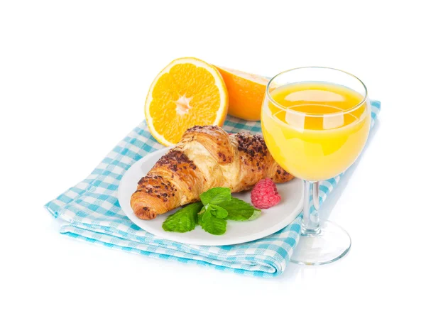 Апельсиновый сок и свежий круассан — стоковое фото