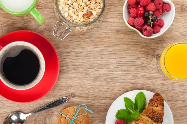 Healty breakfast with muesli, berries, orange juice, coffee and — Stock Photo, Image