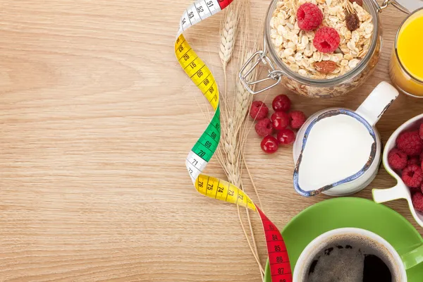 Petit déjeuner copieux avec muesli, baies, jus d'orange, café et — Photo