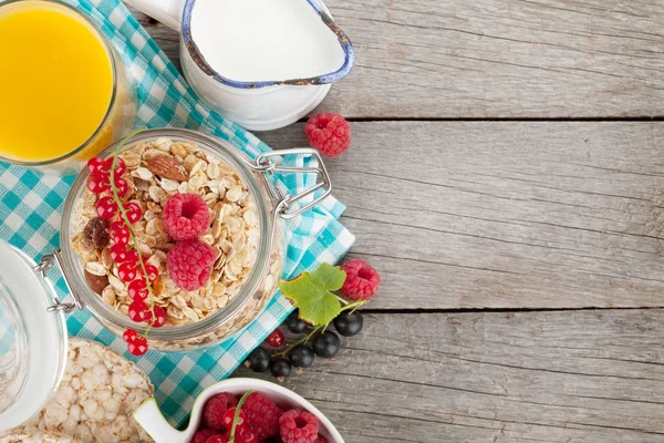 Petit déjeuner copieux avec muesli, baies et jus d'orange — Photo