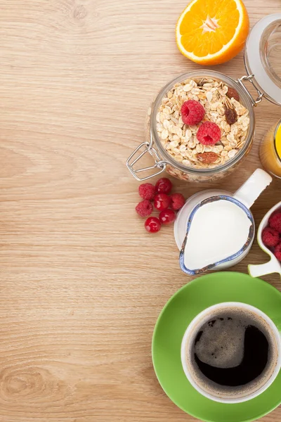 Healty breakfast with muesli, berries, orange juice, coffee and — Stock Photo, Image