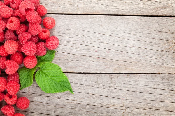 Fresh ripe raspberries on wooden table — Stock Photo, Image