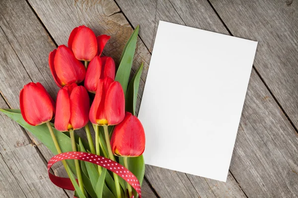 Buquê de tulipas frescas e cartão em branco para espaço de cópia — Fotografia de Stock