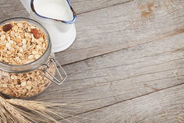 Healty breakfast with muesli and milk — Stock Photo, Image