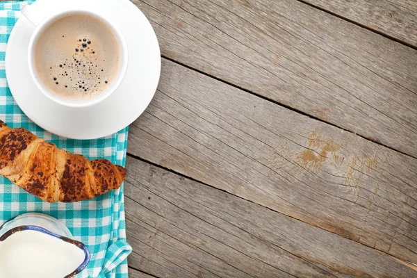 Cup of coffee, milk and fresh croissant — Stock Photo, Image